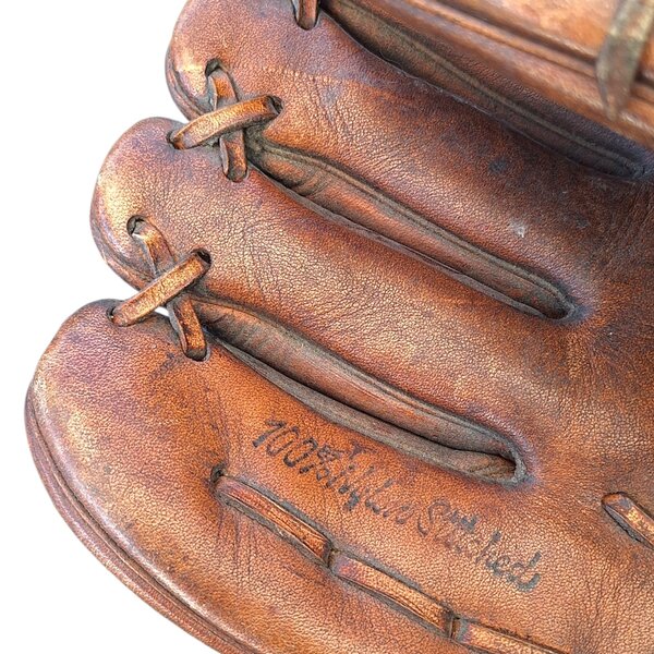 Gants et balle de baseball US WW2