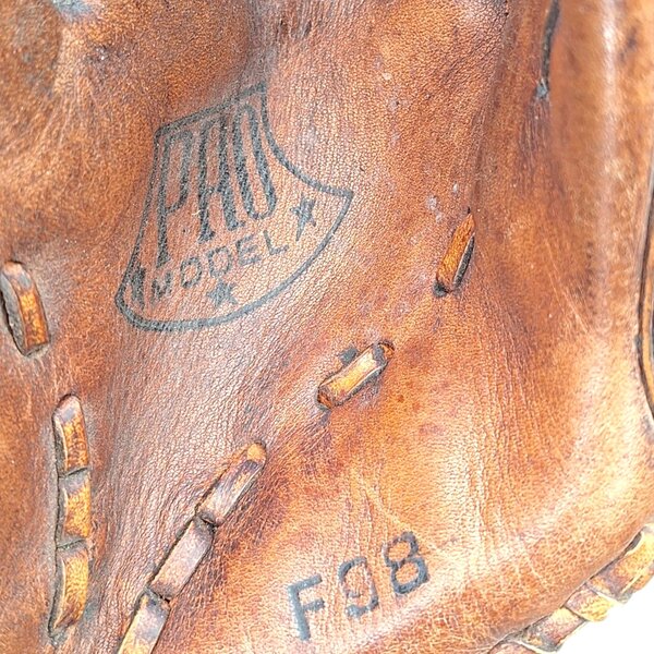 Gants et balle de baseball US WW2