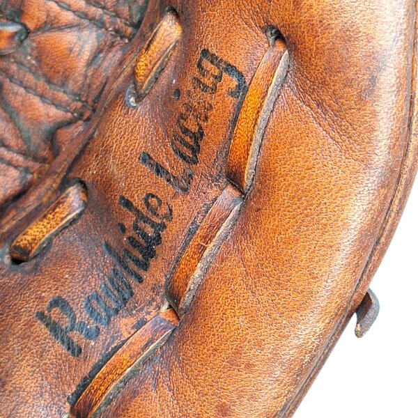 Gants et balle de baseball US WW2