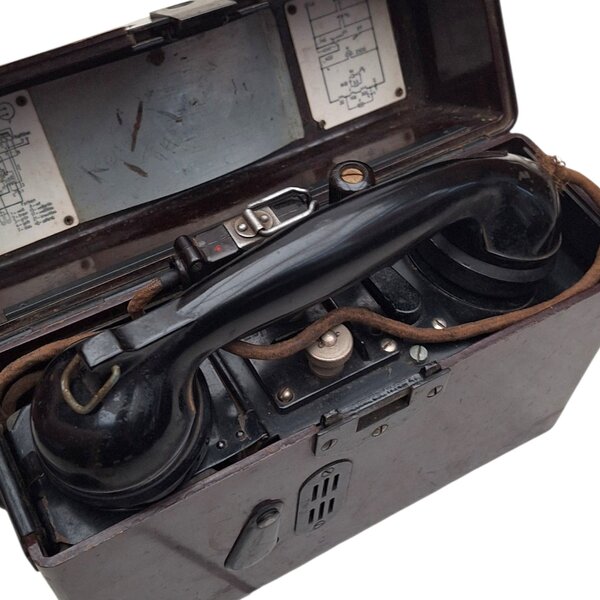 Téléphone allemand F33 en bakélite – Daté 1944  Équipement de communication Wehrmacht WWII