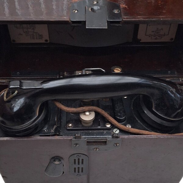 Téléphone allemand F33 en bakélite – Daté 1944  Équipement de communication Wehrmacht WWII