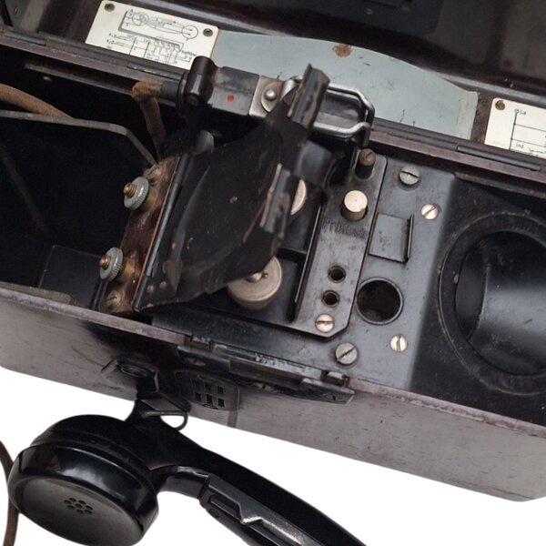 Téléphone allemand F33 en bakélite – Daté 1944  Équipement de communication Wehrmacht WWII