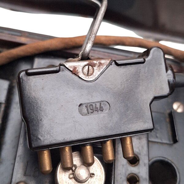 Téléphone allemand F33 en bakélite – Daté 1944  Équipement de communication Wehrmacht WWII